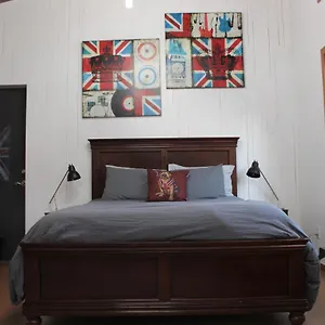 Apartment Private Bright Modern Studio! Queen Bed !, Victoria