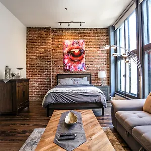 apt-elegant-3-bedroom-in-old-port-201.hotels-in-montreal.org/
